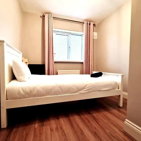 Your - Four Bed With Parking! Apartment