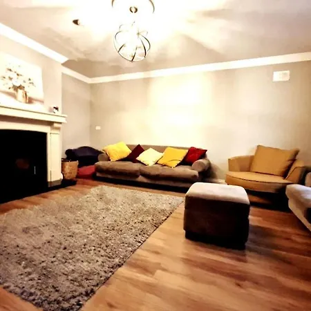Your - Four Bed With Parking! Apartment *