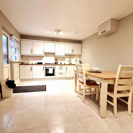Apartment Your - Four Bed With Parking! *