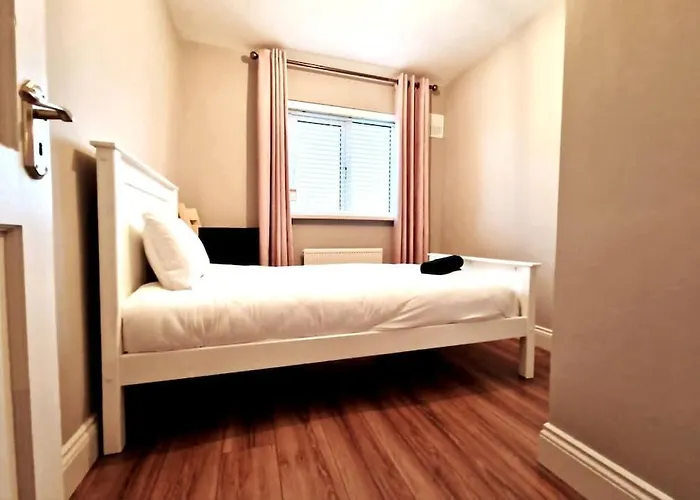 Your - Four Bed With Parking! Apartment