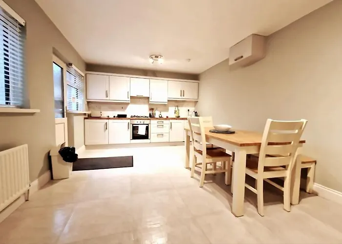 Apartment Your - Four Bed With Parking! *